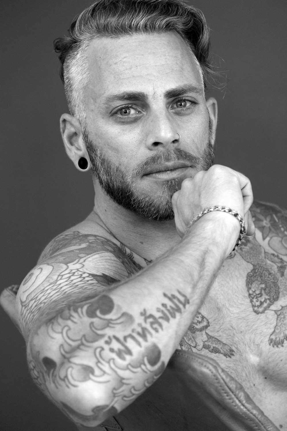 Séance photos homme tatoué sur La Rochelle Manu Poupin Relooking Séance photos homme tatoué sur La Rochelle Manu Poupin Relooking