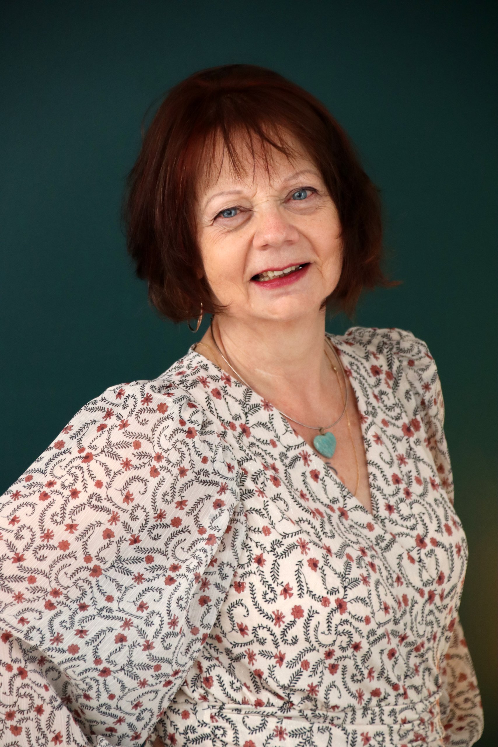 Relooking visage de Bernadette à Niort - 62 ans