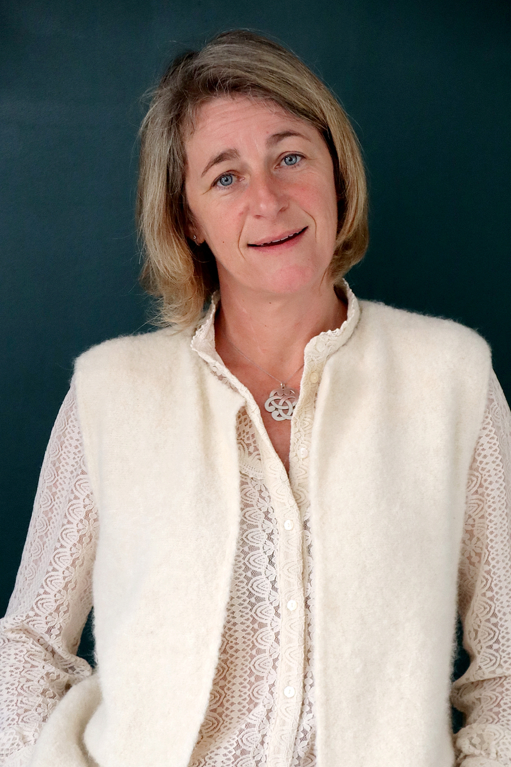 Relooking visage de Nadege à Lile de Ré - 48 ans