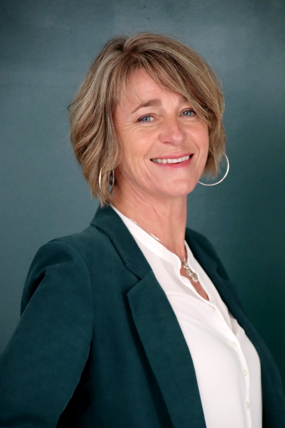 Relooking visage de Nadege à Lile de Ré - 48 ans