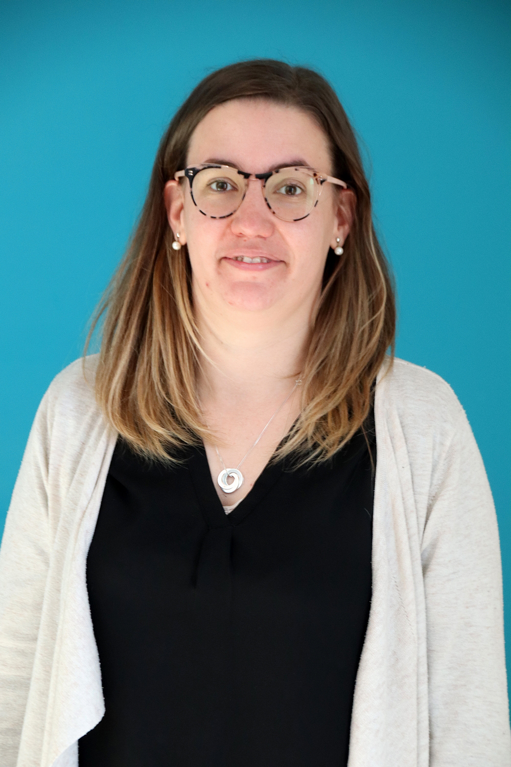 Relooking complet de Emeline à Saint Jean de Liversay - 32 ans