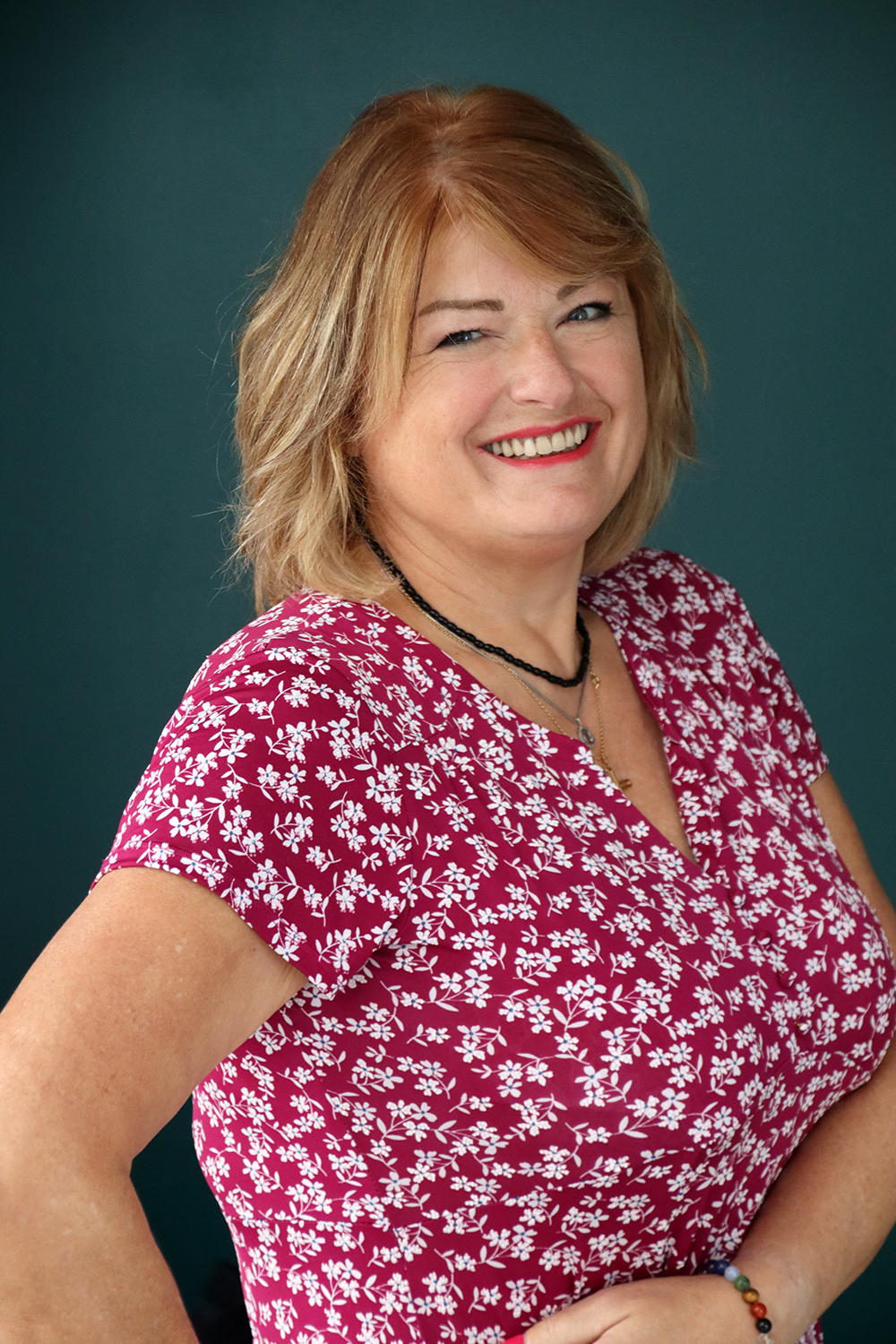 Relooking visage de Sophie à Aigrefeuille Daunis - 58 ans